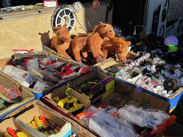 На рынке можно даже встретить символ наступающего Нового года – огненную Лошадь. - Sputnik Грузия