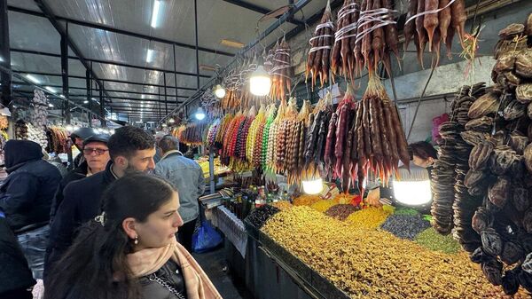 Торговля на рынке в Навтлуги мясом, сыром, овощами и фруктами перед Новым годом - Sputnik საქართველო