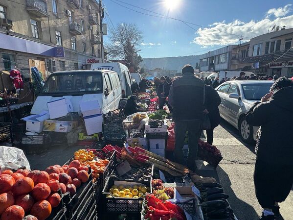 ათასობით თბილისელი ბაზარში მიდის, რათა საახალწლო კერძებისთვის ინგრედიენტები დაბალ ფასებში შეიძინოს. - Sputnik საქართველო