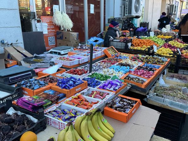 მეტრო „სამგორის" გასასვლელთან მოქალაქეებს კანფეტებით სავსე ყუთების გრძელი რიგები ელოდებათ. - Sputnik საქართველო