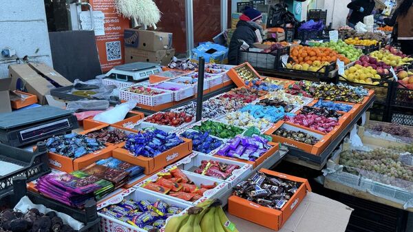 Торговля на рынке в Навтлуги мясом, сыром, овощами и фруктами перед Новым годом - Sputnik Грузия