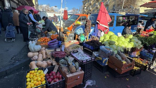 Торговля на рынке в Навтлуги мясом, сыром, овощами и фруктами перед Новым годом - Sputnik Грузия