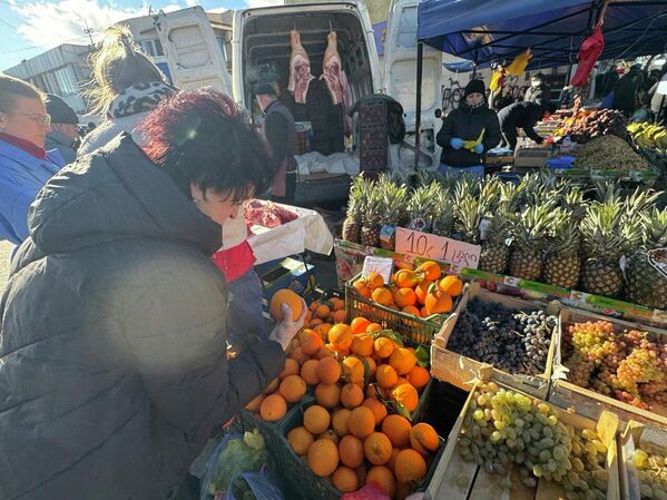 ისინი, ვინც ახალი წლის დღესასწაულებზე ბაზარში სავაჭროდ მიდის, ხელცარიელი არ ბრუნდება. - Sputnik საქართველო