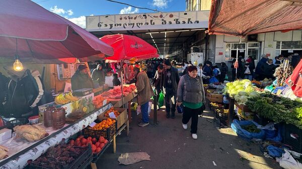 Предновогодняя суета на тбилисских рынках - видео - Sputnik Грузия