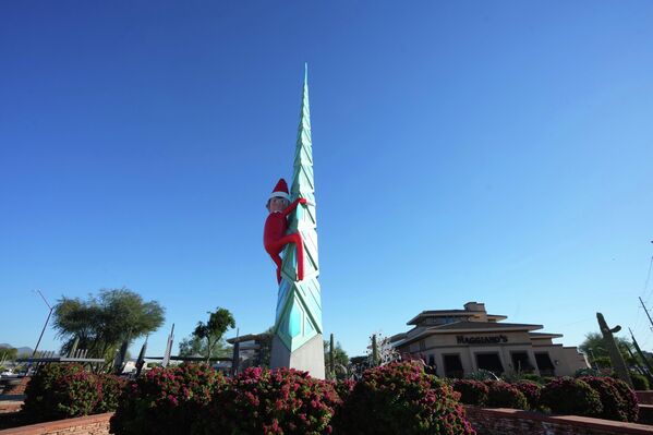 Гигантская фигура эльфа выставлена ​​рядом с торговым центром в Скоттсдейле, штат Аризона. - Sputnik Грузия