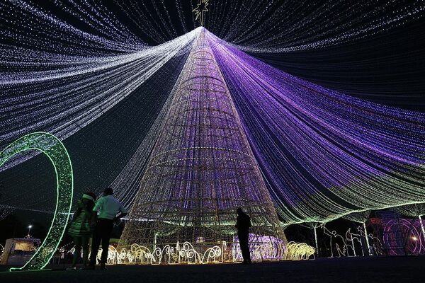 Эффектная инсталляция в преддверии рождественских и новогодних торжеств в Абудже, Нигерия. - Sputnik Грузия