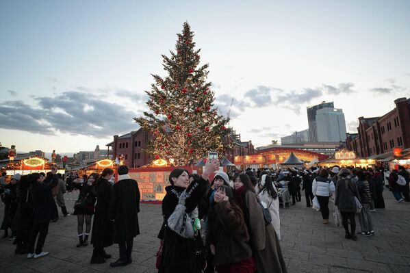 Рождественская ярмарка на Йокогамском кирпичном складе недалеко от Токио. - Sputnik Грузия