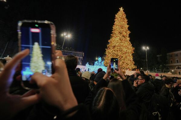 Гигантская рождественская елка в Риме. - Sputnik Грузия