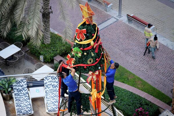 დუბაიში მუშები საშობაო ნაძვის ხეს რთავენ, არაბთა გაერთიანებული საამიროები. - Sputnik საქართველო