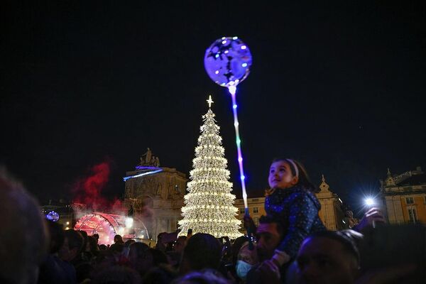 ლისაბონში, კომერციის მოედანზე, 30 მეტრიანი საშობაო ნაძვის ხის ანთების ცერემონიის სანახავად უამრავი ადამიანი შეიკრიბა. - Sputnik საქართველო