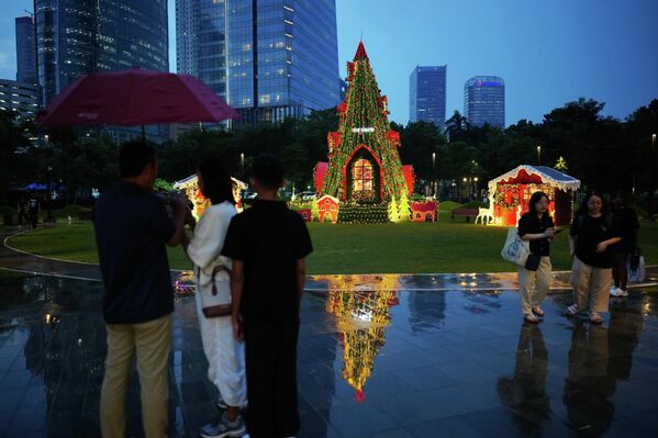 მოქალაქეები საშობაო ნაძვის ხის სილამაზით ტკბებიან, ჯაკარტა, ინდონეზია. - Sputnik საქართველო