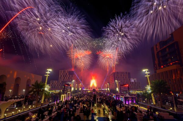 Фейерверк и шоу дронов во время празднования Нового года 2026 в Дохе. - Sputnik Грузия