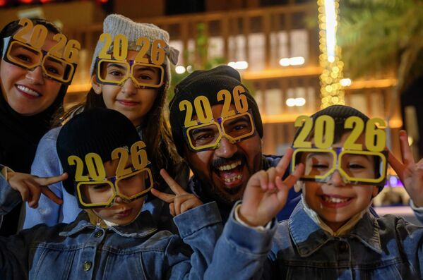 Люди празднуют Новый год на бульваре Лусаил в Дохе. - Sputnik Грузия