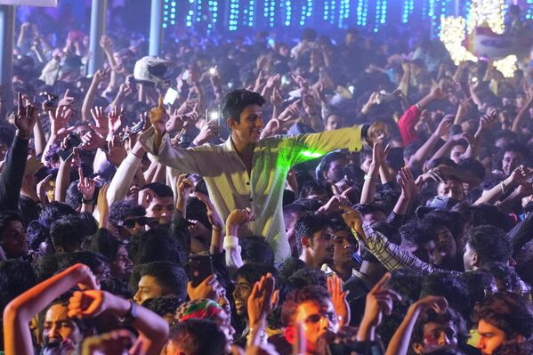 Местные жители и туристы празднуют Новый год на набережной в Мумбаи, Индия. - Sputnik Грузия