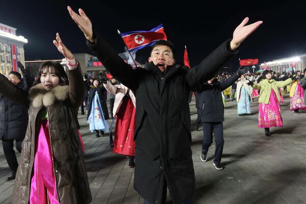 Вечерний гала-концерт с участием молодежи и студентов, посвященный празднованию Нового года, на площади Ким Ир Сена в Пхеньяне, Северная Корея. - Sputnik Грузия