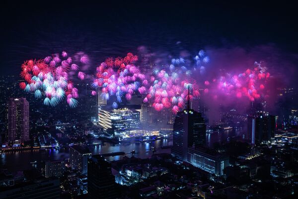 Фейерверк над рекой Чао Прайя в полночь 1 января 2026 года в Бангкоке, Таиланд. - Sputnik Грузия