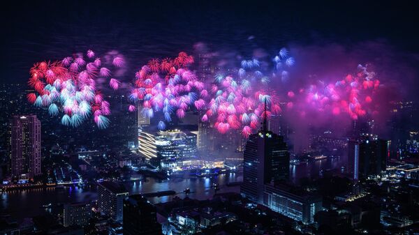 Фейерверк над рекой Чао Прайя в полночь 1 января 2026 года в Бангкоке, Таиланд. - Sputnik Грузия