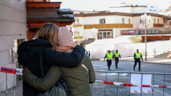 Люди на месте взрыва и пожара у бара Le Constellation на горнолыжном курорте Кранс-Монтана, Швейцария - Sputnik Грузия