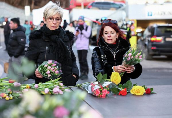 Люди оставляют цветы у бара "Le Constellation" на горнолыжном курорте Кранс-Монтана в Швейцарии. - Sputnik Грузия