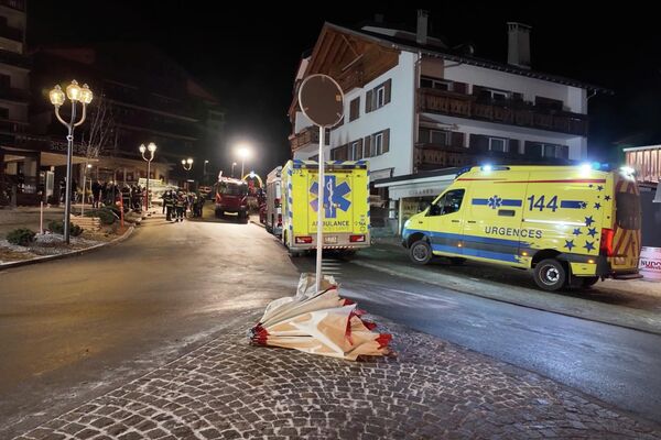 Машины скорой помощи у бара "Le Constellation" на горнолыжном курорте Кранс-Монтана. - Sputnik Грузия