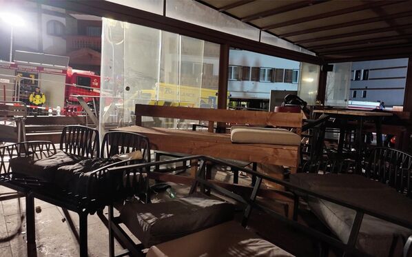 Опрокинутые сиденья у бара "Le Constellation" на горнолыжном курорте Кранс-Монтана в Швейцарии. - Sputnik Грузия