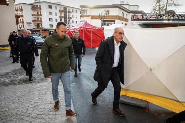 Президент Швейцарии Ги Пармелен и государственный советник и председатель кантона Вале Матиас Рейнар осматривают место на месте взрыва и пожара. - Sputnik Грузия