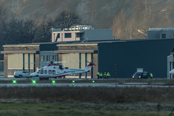 Вертолёт швейцарской санитарной авиации в аэропорту Сьона после пожара и взрыва в баре "Le Constellation". - Sputnik Грузия