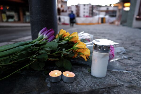 Цветы и свечи у бара "Le Constellation" на горнолыжном курорте Кранс-Монтана. - Sputnik Грузия