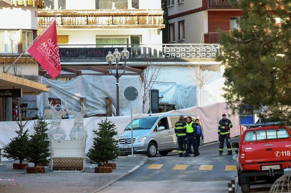 Сотрудники экстренных служб у бара "Le Constellation" на горнолыжном курорте Кранс-Монтана в Швейцарии, где случился взрыв и пожар. - Sputnik Грузия