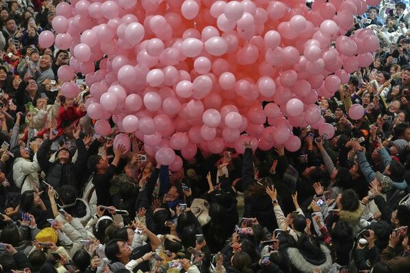 ახალი წლის აღნიშვნა პეკინში - ადგილობრივები და ტურისტები 2025 წლის ბოლო წამებს ითვლიან და ახალი  2026 წლის დადგომას ელოდებიან. - Sputnik საქართველო