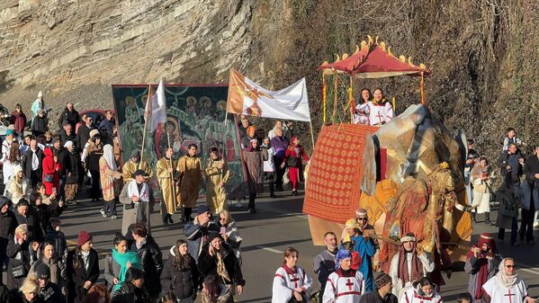 Сегодня шествие приобрело театрализованный характер и представляет собой яркое и впечатляющее зрелище. - Sputnik Грузия