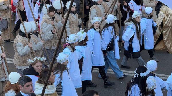 За шествием следят многочисленные туристы и гости грузинской столицы, а также местные жители. - Sputnik Грузия
