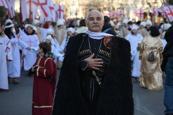 Во время шествия "Алило" полиция перекрывает движение на всех улицах, по которым проходит процессия. - Sputnik Грузия