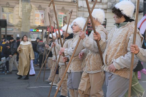Участники рождественского шествия "Алило" поздравляют прохожих с Рождеством и дарят им праздничные открытки с поздравлениями от Католикоса-Патриарха Всея Грузии Илии II. - Sputnik Грузия