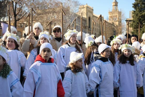 Главными участниками шествия, в котором задействованы тысячи людей, становятся "вестники радостной вести" – в основном дети, облаченные в белоснежные наряды. - Sputnik Грузия