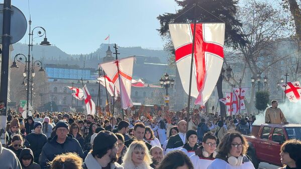 „ალილო“ საშობაო სიმღერაა, რომელიც სრულდება შობის წინა ღამეს. ეს სახელწოდება ასევე ერგო მრავალი საუკუნის წინ გაჩენილ ტრადიციას. - Sputnik საქართველო