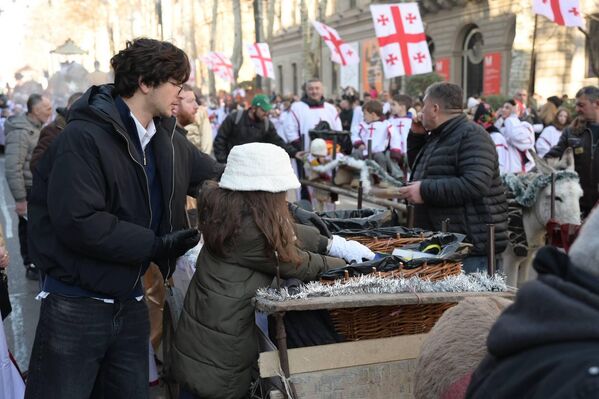 შობას საქართველოში ადამიანები აგროვებდნენ შემოწირულობას და უპოვართ გადასცემდნენ მათ. - Sputnik საქართველო