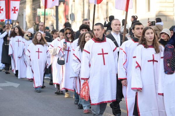 თუმცა საბჭოთა ხელისუფლების მოსვლის შემდეგ საშობაო საქველმოქმედო მსვლელობები აიკრძალა, ტრადიცია მხოლოდ 90-იან წლებში, საქართველოს კათოლიკოს-პატრიარქ ილია მეორის ინიციატივით აღდგა. - Sputnik საქართველო
