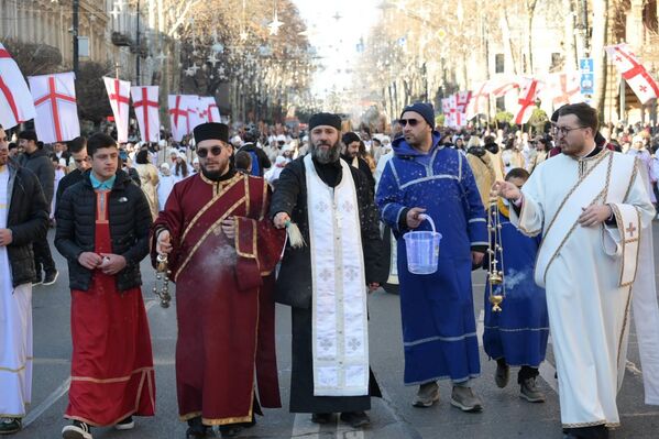  თბილისში, ტრადიციულად, „ალილოს“ მონაწილეები იკრიბებიან პირველი რესპუბლიკის მოედანზე და მსვლელობით მოივლიან ქალაქის ცენტრს - რუსთაველის გამზირს პარლამენტის შენობის წინ, თავისუფლების მოედანს და პუშკინისა და ბარათაშვილის ქუჩებს. - Sputnik საქართველო