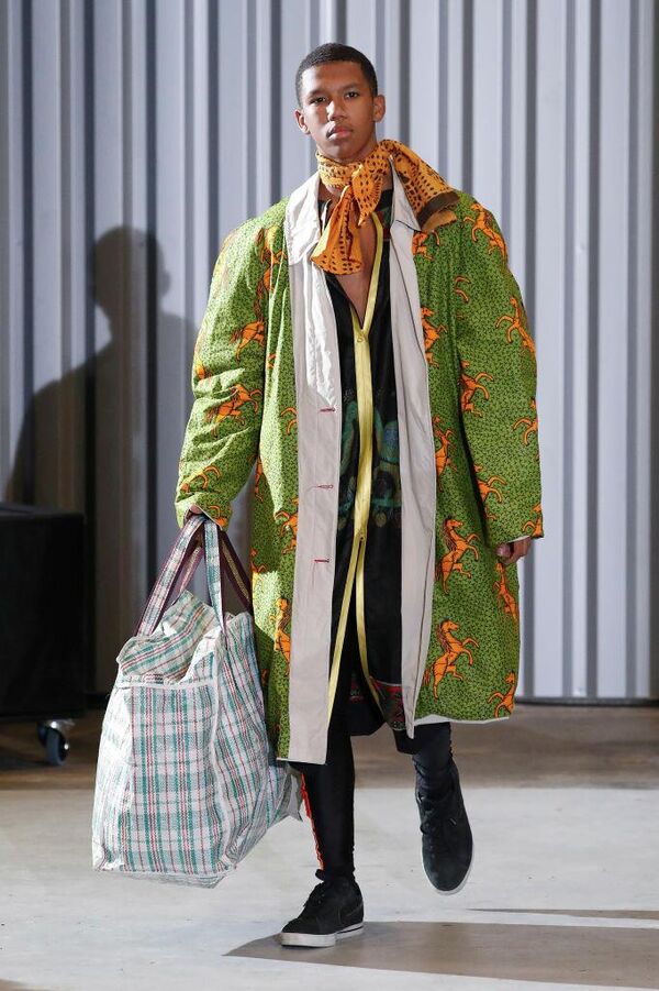 Силуэты лошадей на тренче модели во время модного показа французского бренда Xuly Bet в рамках Парижской недели моды весна/лето 2021. - Sputnik Грузия