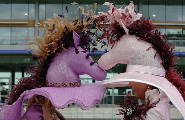 Эффектные головные уборы гостей – главная традиция Женского дня в Королевском Аскоте – самого известного и ожидаемого дня скачек, который превращается в грандиозный показ моды, особенно экстравагантных и креативных шляп (июнь 2007 года, Аскот, Англия). - Sputnik Грузия