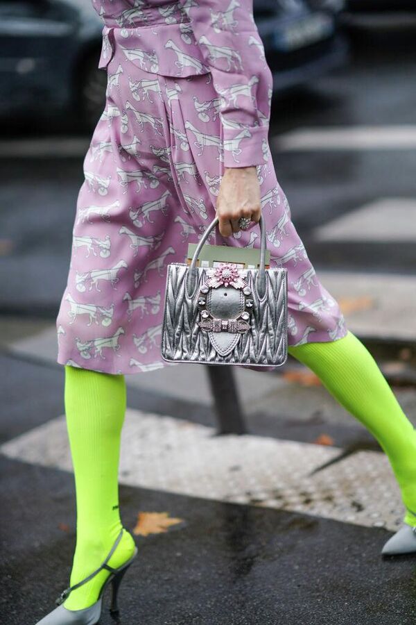 Гостья в бледно-розовом платье с рисунком жокеев и белых лошадей перед магазином Miu Miu во время Недели моды в Париже в октябре 2019 года. - Sputnik Грузия