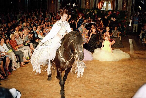 Модель Валентина Поццо ди Борго верхом на лошади в платье от Франка Сорбье на показе коллекции высокой моды сезона осень-зима 2001/2002 в Париже, Франция. - Sputnik Грузия