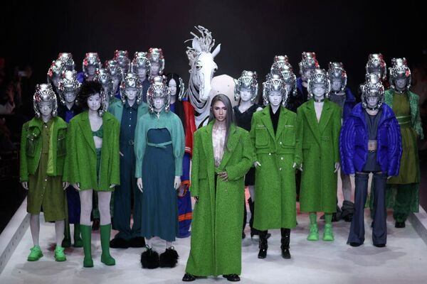 ცხენის მოტივები წარმოდგენილი იყო ჩინელი დიზაინერის დინ ცეს ჩვენებაზე D.MARTINA.QUEEN  შანხაის მოდის კვირეულზე 2023 წლის შემოდგომა/ზამთრის კოლექციაში. - Sputnik საქართველო