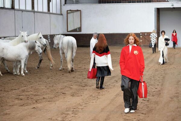 ბრიტანელი დიზაინერ სტელა მაკარტნის 2023-2024 წლის შემოდგომა-ზამთრის კოლექცია 2023 წელს პარიზის მოდის კვირეულზე. - Sputnik საქართველო