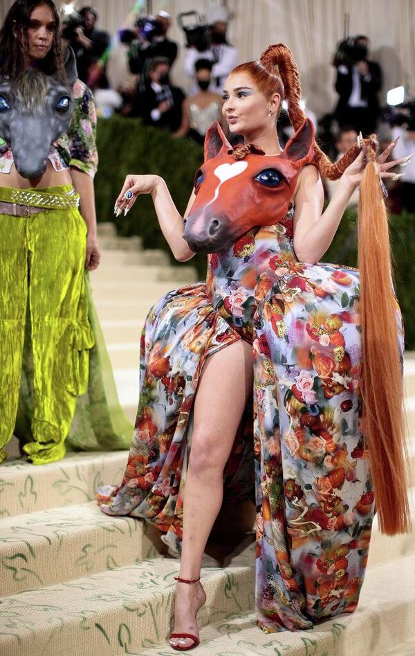 გერმანელი მომღერლისა და კომპოზიტორ კიმ პეტრასის ორიგინალური სამოსი ნიუ-იორკის მეტროპოლიტენის ხელოვნების მუზეუმში გამართულ Met Gala-ზე 2021 წლის 13 სექტემბერი. - Sputnik საქართველო