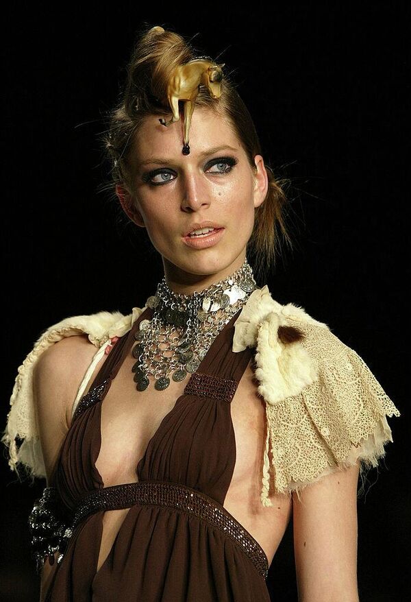 მოდელი ცხენის ეფექტური ვარცხნილობით პოზირებს  ნიუ-იორკის Olympus Fashion Week 2004-ის დროს ბრაიანტ-პარკში Sass &amp; Bide-ის მოდის ჩვენებაზე. - Sputnik საქართველო