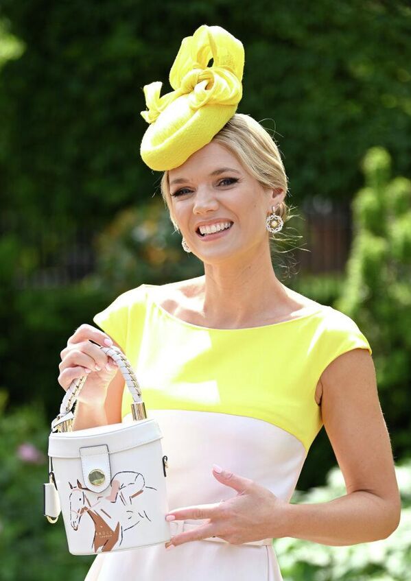 ბრიტანელი ტელეწამყვანი შარლოტა ჰოკინსი ცხენის პრინტიანი ორიგინალური ჩანთით. - Sputnik საქართველო