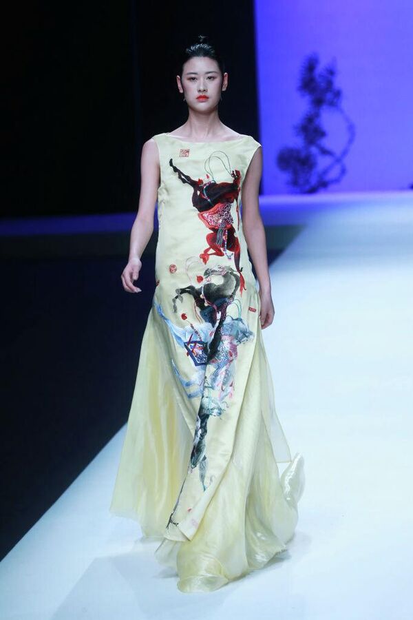 დიზაინერ ჰაო ვეიმინგის მიერ შექმნილი ცხენის პრინტიანი კაბა David Sylvia-ს ჩვენებაზე, 2018/2019 წლის Mercedes-Benz-ის მოდის კვირეული, პეკინი, ჩინეთი. - Sputnik საქართველო