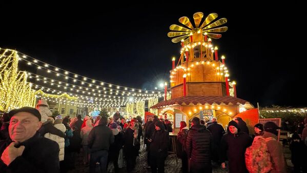 Помимо катка, на площади установили аттракционы для детей разного возраста.  - Sputnik Грузия
